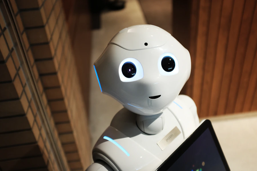 Beli humanoidni robot v svetlem prostoru laboratorija